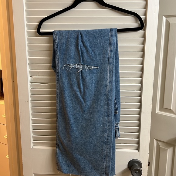 Light blue brand new Zara high rise jeans with cute slit over the knee - Picture 3 of 3